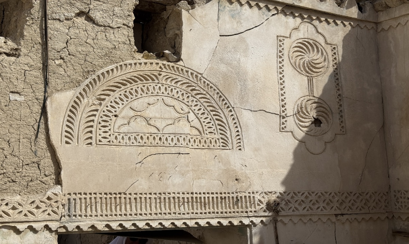 تزين البيت مجموعة من النقوش والزخرفات