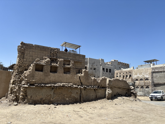 التهدم الجزئي في بعض أبنية الحي