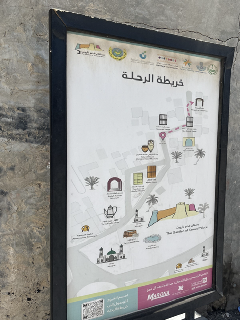 خريطة توضيحية للحي معلّقة على جدار أحد الأبنية فيه