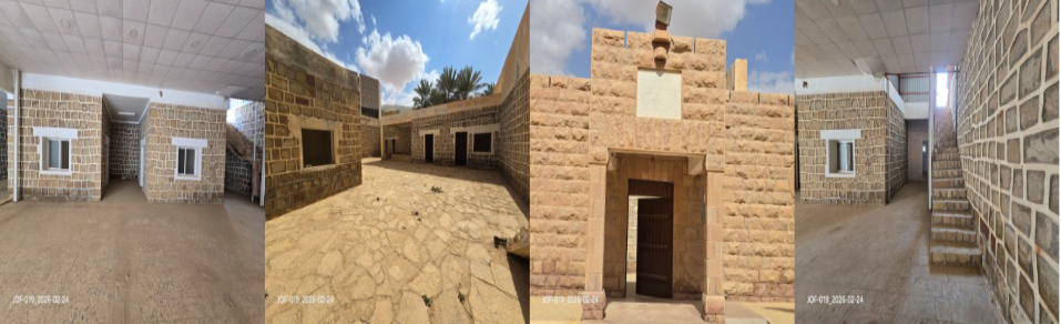 يظهر المبنى الرئيسي وعدة غرف متصلة، إضافة إلى سلم وساحة فاصلة تتوسط الموقع