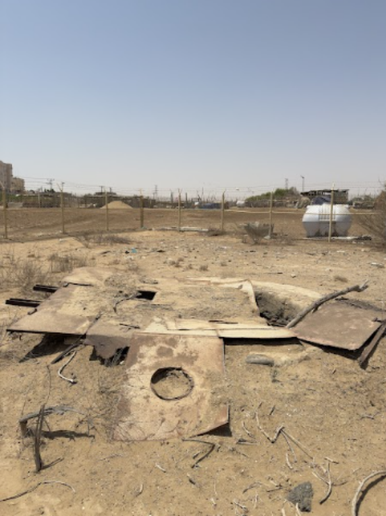 السياج الشبكي المحيط بالموقع