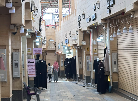 المحال التجارية المجهزة بملابس النساء