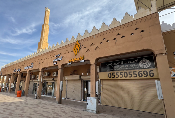 المحال التجارية ذات الطراز التقليدي (المباني الطينية والزخارف والأعمدة)