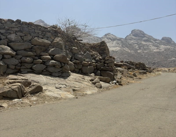 الطرق المعبدة المحيطة بالموقع