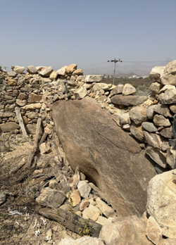 سقوط الحجارة المكونة لجدار المبنى