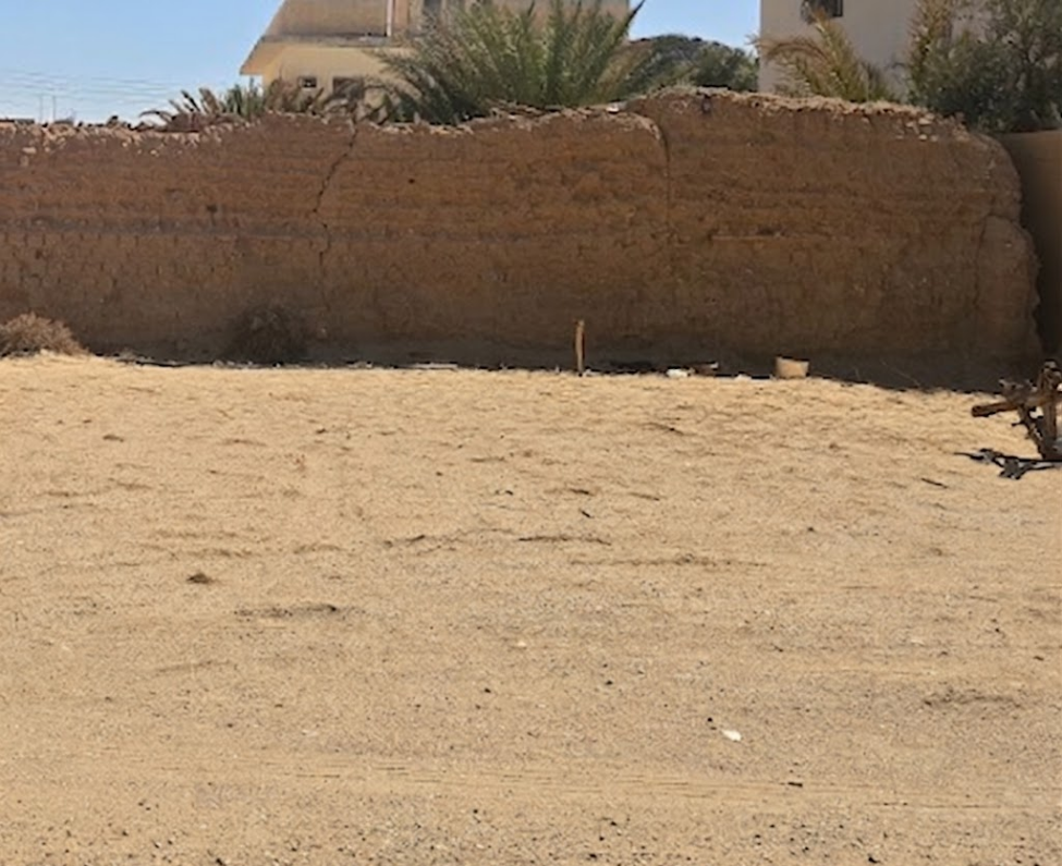 إحدى الساحات الداخلية في الموقع