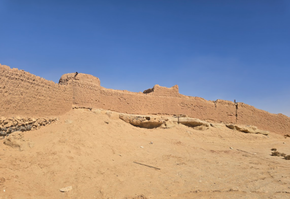 السور المحيط بالقرية