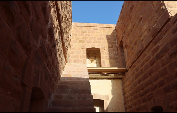 السلالم والجدران داخل محطة المصطبغة