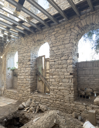 ثلاثة من الأقواس الغائرة