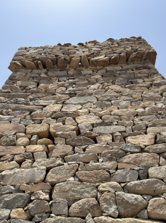 رص الحجارة بشكل هندسي
