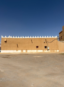 الطريق المعبدة المؤدية للموقع