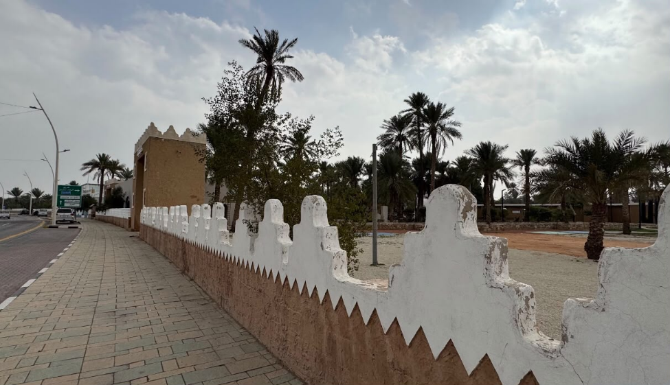السور الطيني التقليدي المحيط ببيت الحركان