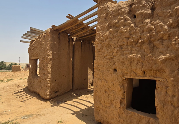 الجدران السميكة المصنوعة من الطوب المحلي
