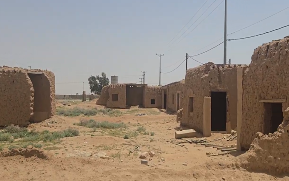 المباني المتجاورة والساحة فيما بينها