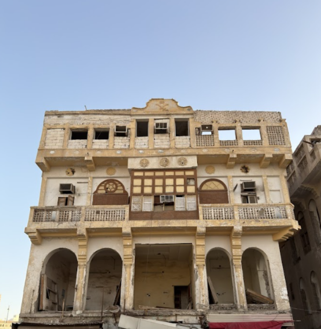 الروشان الخشبي الموجود في المبنى الثاني