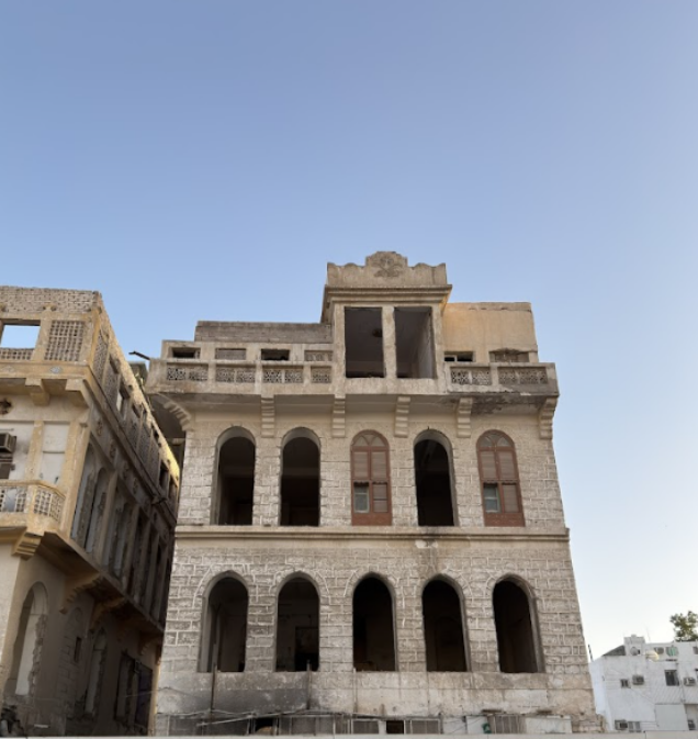 النوافذ الخشبية المتبقة في المبنى الأول