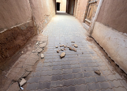 تدهور أرضية الممر نتيجة العوامل الطبيعية