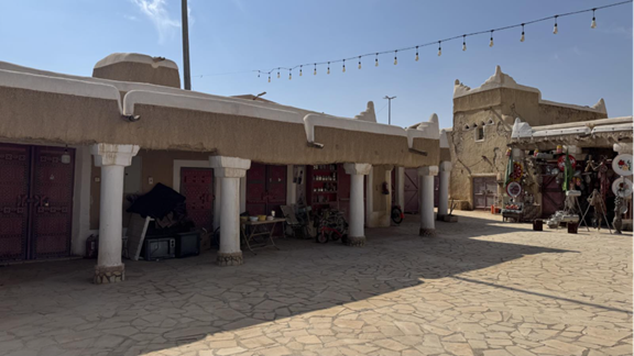 الدكاكين والزخارف