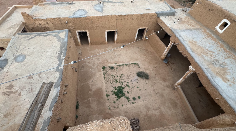 ساحة داخلية فسيحة بالمقصورة