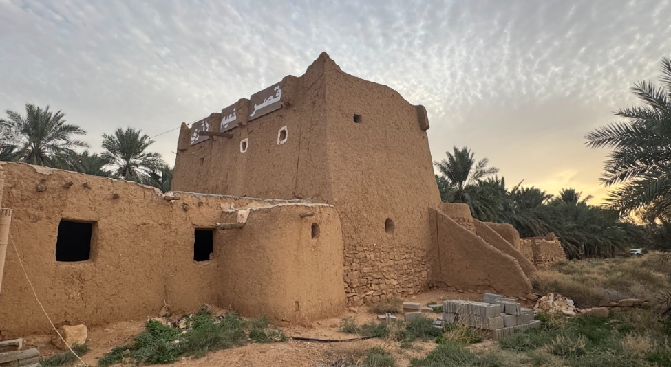 مبنى رئيسي مكون من دورين للمقصورة