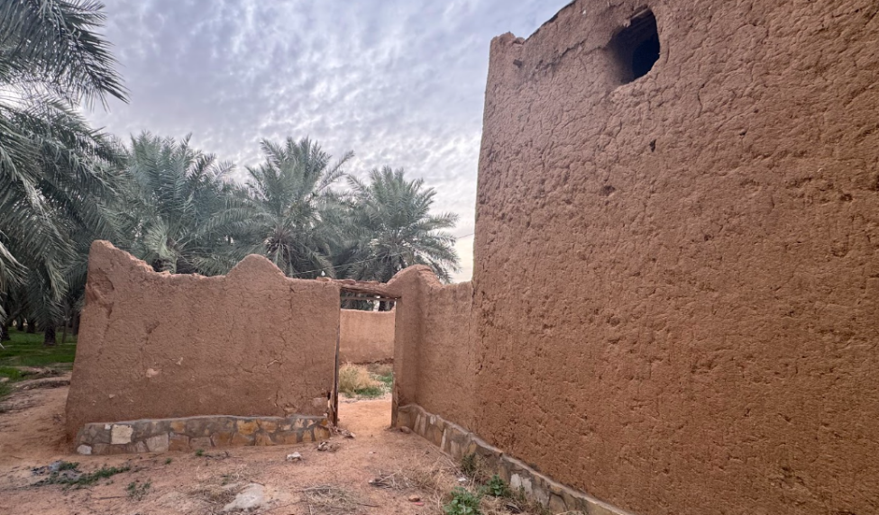 أحد مخارج الطوارئ بالمقصورة