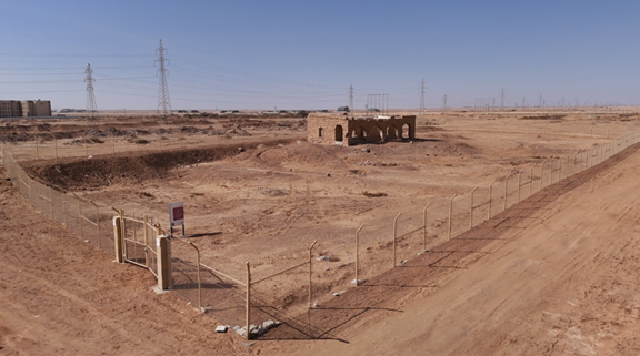 مدخل موقع محطة المحتطب واللوحة الإرشادية الوحيدة المخصصة لتفسير الموقع للزوار