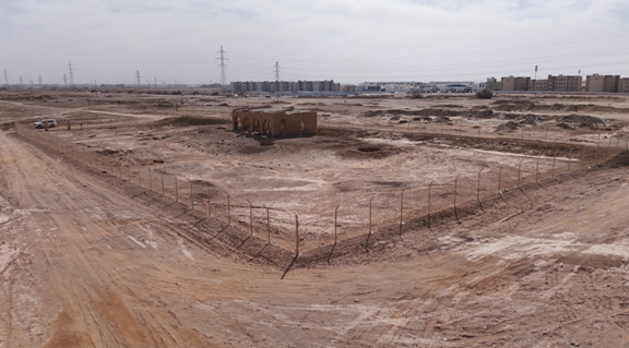 التسييج المعدني الذي يحدد حدود موقع محطة المحتطب ويوفر حماية مادية للموقع