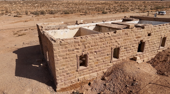 المظهر الحالي لمبنى محطة المحتطب مع فقدان السقف وتضرر الجدران