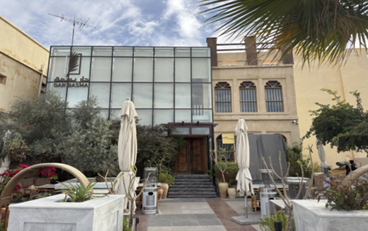 المطعم من الخارج