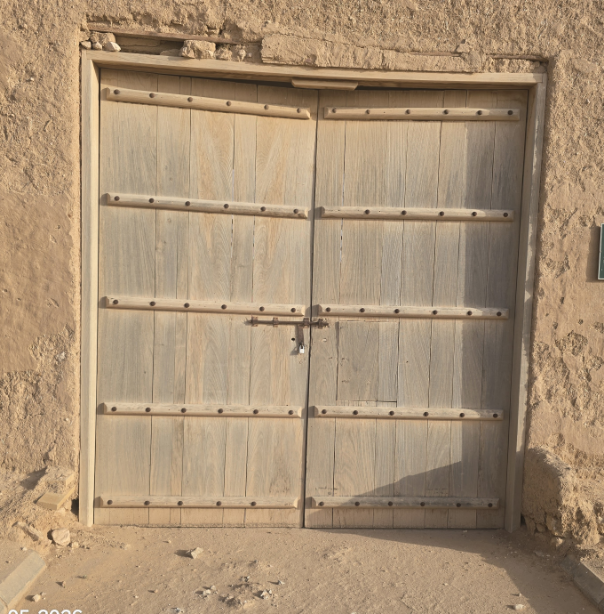 سقوط أجزاء من إطار أحد الأبواب