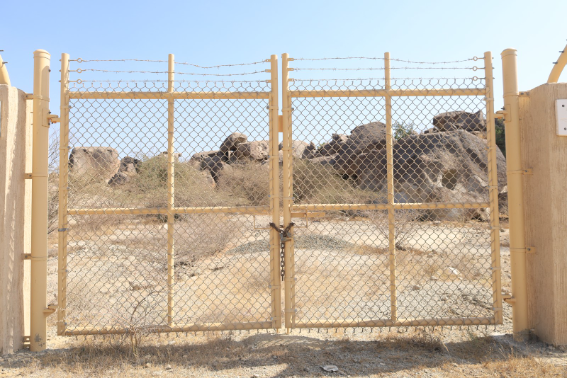 السياج الشبكي المحيط بالموقع