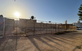 السياج الشبكي المحيط بالموقع