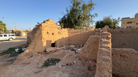 يوضح الشكل مظاهر التهدم الجزئي للبيوت المحيطة في النفق