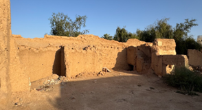 البيوت الطينية المجاورة للموقع