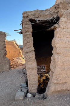 البيوت الطينية المجاورة للموقع