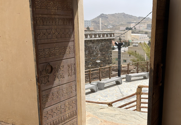 إحدى بوابات المسجد بالنمط التقليدي القديم