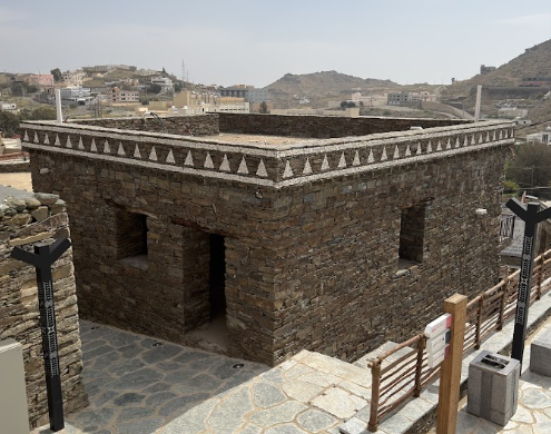 أحجار المرو البيضاء التي تزين المسجد