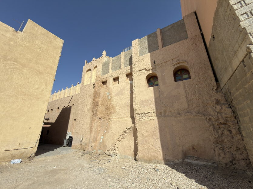 تلف في الجزء السفلي للجدران الخارجية