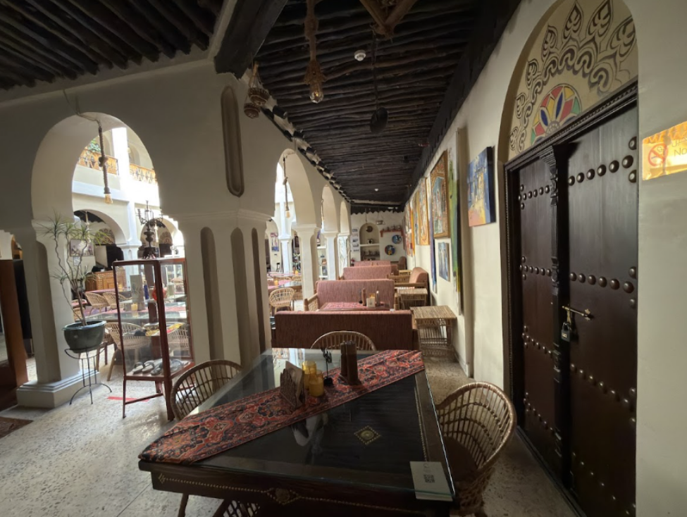 إحدى اللوحات التحذيرية في الطابق الأول