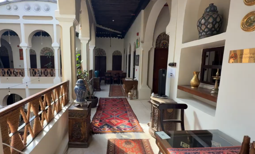 إحدى اللوحات التحذيرية في الطابق الثاني