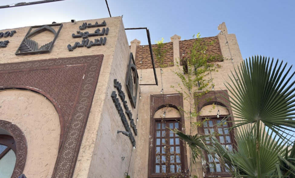 كاميرات مثبّتة على جدران الفندق من الخارج