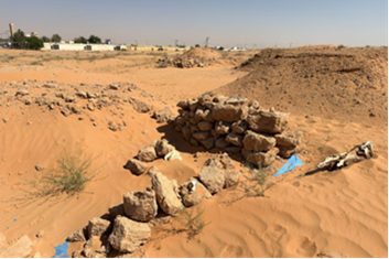 بقايا العناصر المعمارية الظاهرة في الموقع