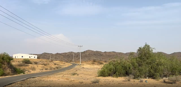 الطريق المعبد الذي يؤدي إلى الحصون