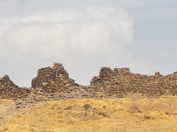 مشهد يوضح الحجارة المستخدمة بعمارة الحصون