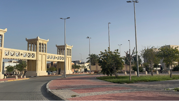 يتوسط الحي دوّار ميدان قلعة القطيف