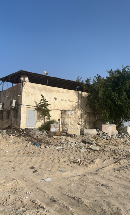 تحولت بعض مناطق الحي لمكب للمخلفات والنفايات