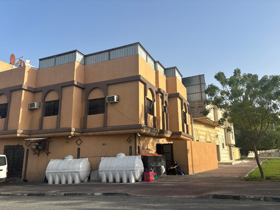 إلى جانب المنازل الأثرية، يحتوي الحي على منازل حديثة