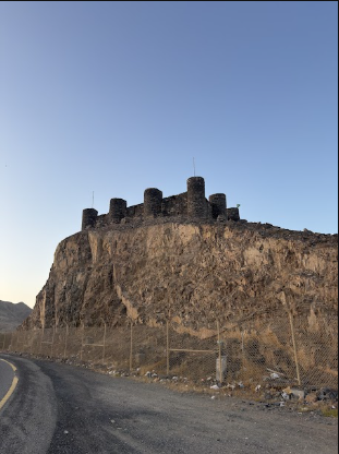 السياج المحيط بالقلعة