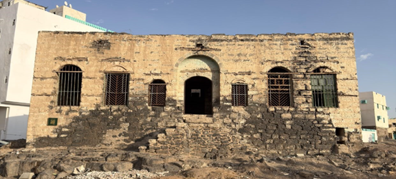 واجهة القلعة التي تتكون من ست نوافذ