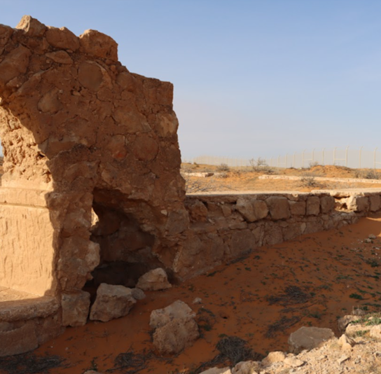 تفكك المادة الرابطة وتآكل البقايا المعمارية